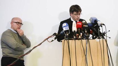 Carles Puigdemont, acompañado del abogado Gonzalo Boyé, en una rueda de prensa en Berlín, en febrero de 2019.