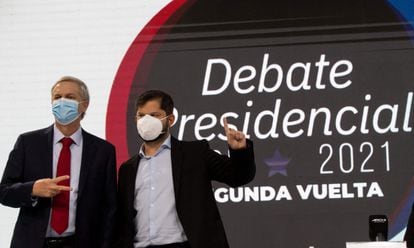 The candidates for the presidency of Chile, José Antonio Kast (left) and Gabriel Boric pose before the debate held in Santiago on December 10, 2021.