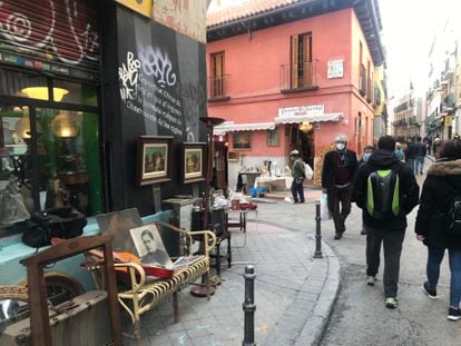 Las personas pasean por las tiendas de anticuarios del Rastro de Madrid el domingo. A.R.V