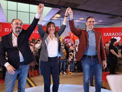 El presidente de Aragón, Javier Lambán, la candidata del PSOE a la alcaldía de Zaragoza, Lola Ranera, y el presidente del Gobierno, Pedro Sánchez, en el mitin en Zaragoza.