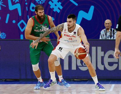 Juancho Hernangomez juega el balón durante el España - Bulgaria del Eurobasket este jueves.