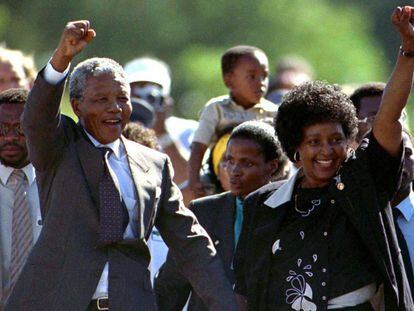 FILE PHOTO 11FEB90 - South Africa turned the page on its violent political past June 2 as it voted peacefully in a watershed election expected to send Nelson Mandela into retirement with a landslide for his ruling party. Mandela is accompanied by his former wife Winnie, moments after his release from prison February 11, 1990 after serving 27 years in jail.
 
 KM/