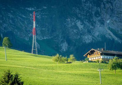 Torre de telecomunicaciones en un entorno rural.