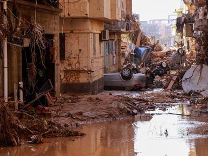 Coches volcados y edificios destruidos ​​por inundaciones en Bengasi, el lunes.