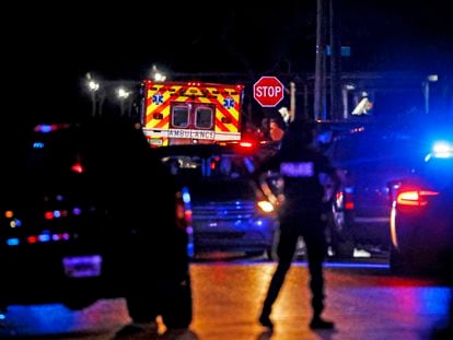 La policía de Memphis durante la operación de busca y captura del autor de los disparos que causaron la muerte de cuatro personas este jueves.