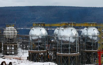 Vista general de tanques de gas licuado de petróleo en una instalación propiedad de Irkutsk Oil Company (INK), en Rusia.