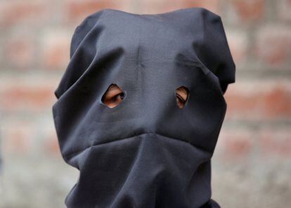 Un manifestante enmascarado observa mientras asiste a una protesta en Srinagar contra las recientes matanzas en Cachemira, India.
