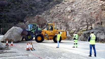 Dos excavadoras apartan rocas de la calzada de la carretera A-395, a su paso por Güéjar Sierra (Granada), esta tarde.