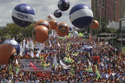 Miles de manifestantes sujetan globos, pancartas y banderas en la manifestación de Brasilia.