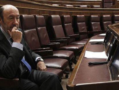 Rubalcaba, en su esca&ntilde;o del Congreso de los Diputados. 