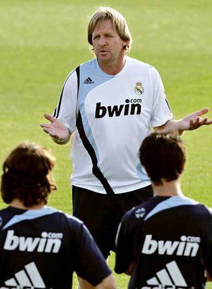 Bernd Schuster da instrucciones en el entrenamiento de ayer.