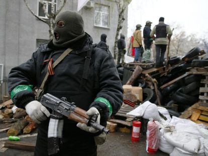 Un rebelde prorruso vigila ante la sede de la policía en Slaviansk.