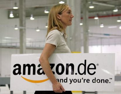 Una empleada llevado un cartel con el logo de Amazon