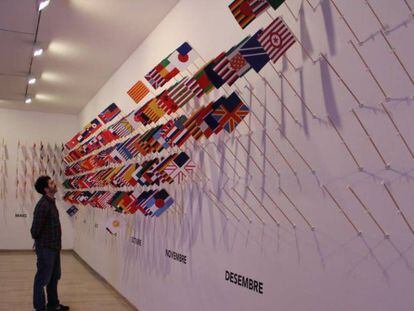 Instalaci&oacute;n One flag every day, en la exposici&oacute;n de Varvara &amp; Mar en Mollet del Vall&egrave;s.