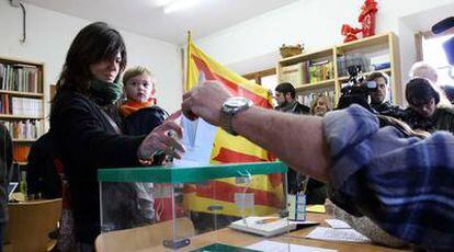Una mujer vota en Sant Jaume de Frontanyà (Barcelona), donde la consulta se adelantó un día.