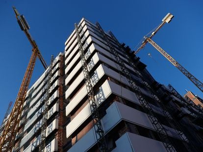 Vista de un bloque de viviendas en construcción en Madrid.