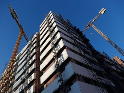 Vista de un bloque de viviendas en construcción en la calle San Epifanio el barrio Imperial de Madrid, cerca del antiguo estadio Vicente Calderón