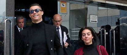 El exjugador del Real Madrid Cristiano Ronaldo, junto a su pareja Georgina Rodr&iacute;guez, a su llegada ayer a la Audiencia Provincial de Madrid.