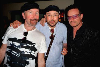 Posando entre Bono y The Edge, de U2 (2010).