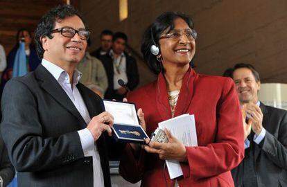 La Alta Comisionada para los Derechos Humanos de la ONU, Navi Pillay, recibe las llaves de Bogot&aacute;.