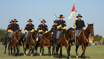 Reconstrucción histórica de una columna del Séptimo de Caballería de la época de Custer.