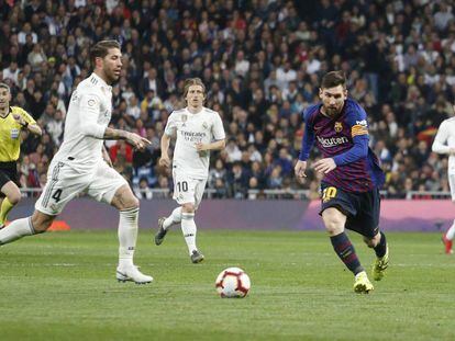 Sergio Ramos y Leo Messi pelean por el balón en el clásico del pasado marzo.