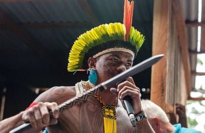 El cacique Gilliard Juruna, de la aldea Muratu, es una de las principales voces contra Belo Sun. En la foto, habla en la audiencia pública de Vila da Ressaca, en la Vuelta Grande del Xingú.