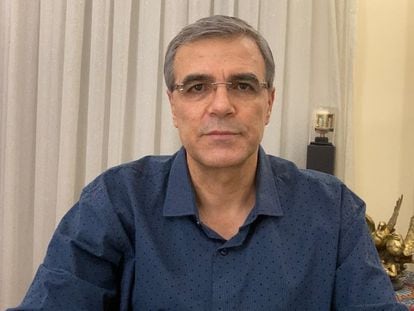El activista de derechos humanos Reza Khandan, en su casa de Teherán, en 2020, en una imagen cedida por él.