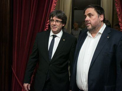 Carles Puigdemont (Junts) y Oriol Junqueras (ERC), el 10 de octubre de 2017 en el Parlament de Cataluña.