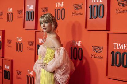 Taylor Swift vestida por  J. Mendel en rosa y amarillo pastel con los hombros al aire.
