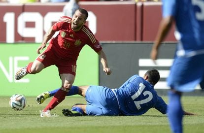 Jordi Alba recibe una entrada de Arturo Álvarez en el amistoso que enfrentó a España y El Salvador.