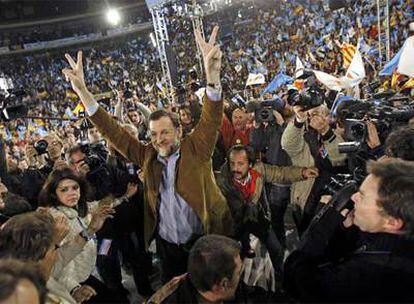 Mariano Rajoy, en un mitin en la plaza de toros de Valencia en las elecciones de 2008. Tras él, agachado, se ve a Álvaro Pérez, <i>El Bigotes.</i>