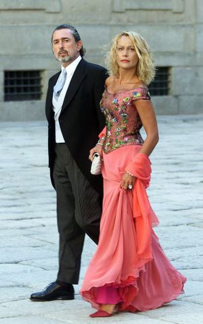 Francisco Correa y su entonces esposa, Carmen Rodr&iacute;guez, en la boda de Ana Aznar y Alejandro Agag en El Escorial, en 2005.