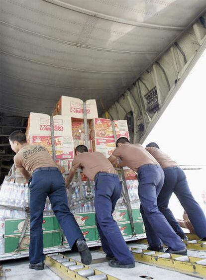 Soldados tailandeses cargan un avión de ayuda humanitaria para Myanmar en Bangkok.