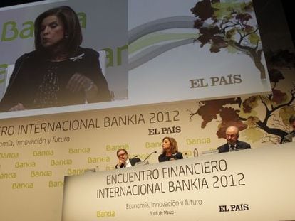 El presidente de Bankia, Rodrigo Rato, y la alcaldesa de Madrid, Ana Botella durante las jornadas del Encuentro Financiero Internacional Bankia 2012.
