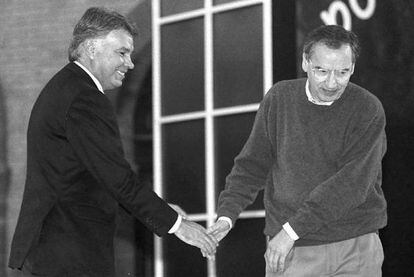 Alfonso Guerra y Felipe González se saludan en el último acto electoral que celebraron juntos, el 3 de febrero de 1996 en Sevilla.