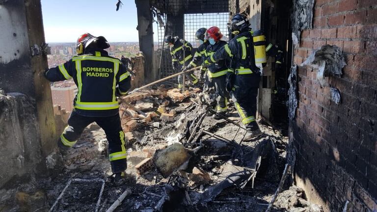 Bomberos tras sofocar el incendio en la torre el 29 de agosto en el norte de Madrid.