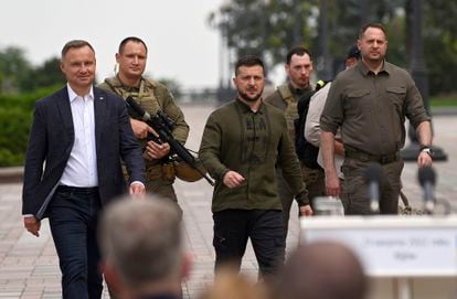 On the left, the president of Poland, Andrezj Duda, with that of Ukraine, Volodimir Zelensky.