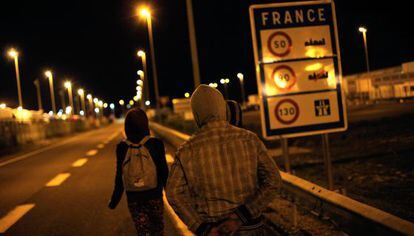 Immigrants caminen a Calais cap a l'Eurotúnel el 29 de juliol del 2015.