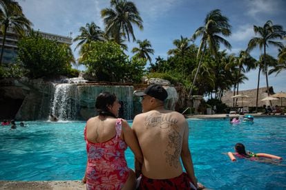 Una pareja, en la piscina del hotel Princess Mundo Imperial de Acapulco, el 09 de Agosto de 2020 