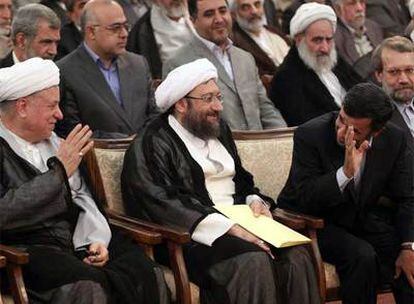 Ahmadineyad (derecha) saluda al ex presidente Rafsanyaní (izquierda) durante la jura del nuevo responsable judicial, Sadegh Lariyaní, en medio.