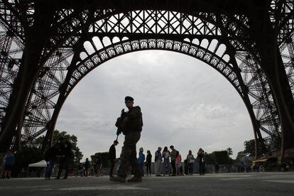 Un soldado francés de la patrulla de custodia de la Torre Eiffel durante la visita de la prensa a la construcción de las nuevas barreras de seguridad.