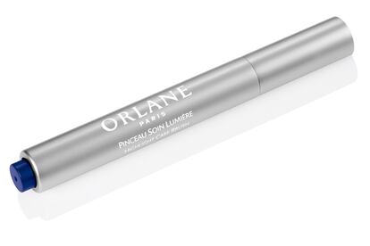 Tu herramienta flash para darte ese toque de luminosidad allá donde lo necesites y cuando te apetezca. Es el Pinceau Soin Lumière de Orlane, un pincel iluminador para el rostro que contiene ácido hialurónico y té verde para descongestionar, iluminar y hasta alisar las líneas de expresión. Ideal para el contorno de ojos y los labios; se aplica de forma sencilla, extendiéndolo suavemente con las yemas de los dedos. Su precio es de 33 euros.