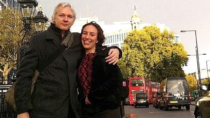 Stella Moris y Julian Assange, en una imagen difundida por ella en sus redes sociales.