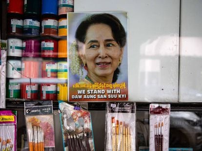 Cartel en apoyo de Suu Kyi en una tienda de Yangón, la antigua capital de Myanmar, este jueves.