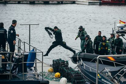 Operativo policial en Vilagarcía de Arousa (Pontevedra) tras la aparición esta mañana de un narcosubmarino a la deriva en la ría de Arousa, relacionado con la aparición de narcolanchas en Ribeira (A Coruña) la semana pasada.
