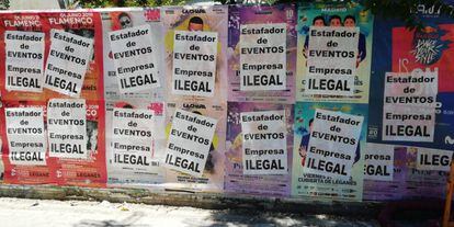 Carteles de conciertos saboteados en una calle de Madrid.