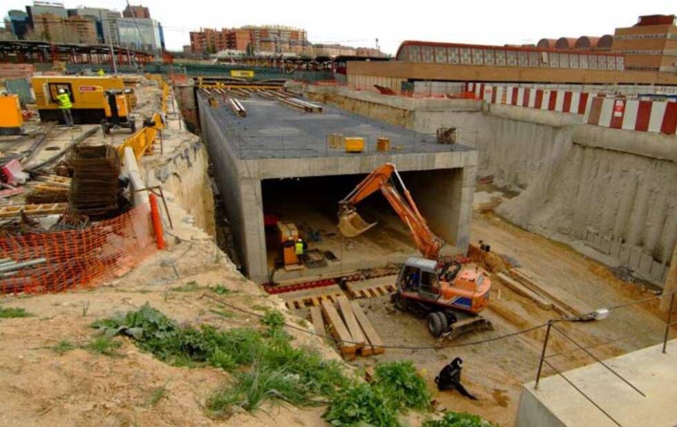 El cajón que protege el tubo sur del túnel, durante las obras, en marzo de 2006.