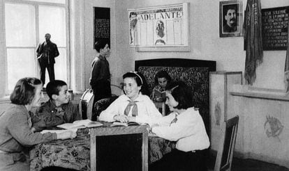 Un grupo de niños españoles huidos de España durante la Guerra Civil y refugiados en la URSS, en una escuela soviética.