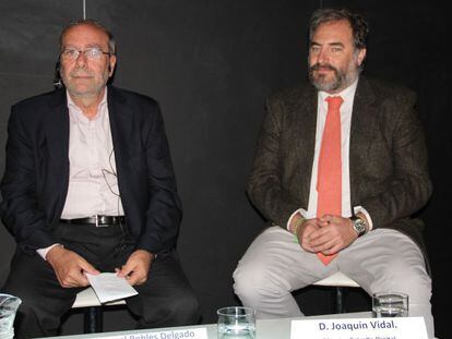 El presidente del PSOE-M, Manuel Robles (izquierda), junto al director de Estrella Digital.